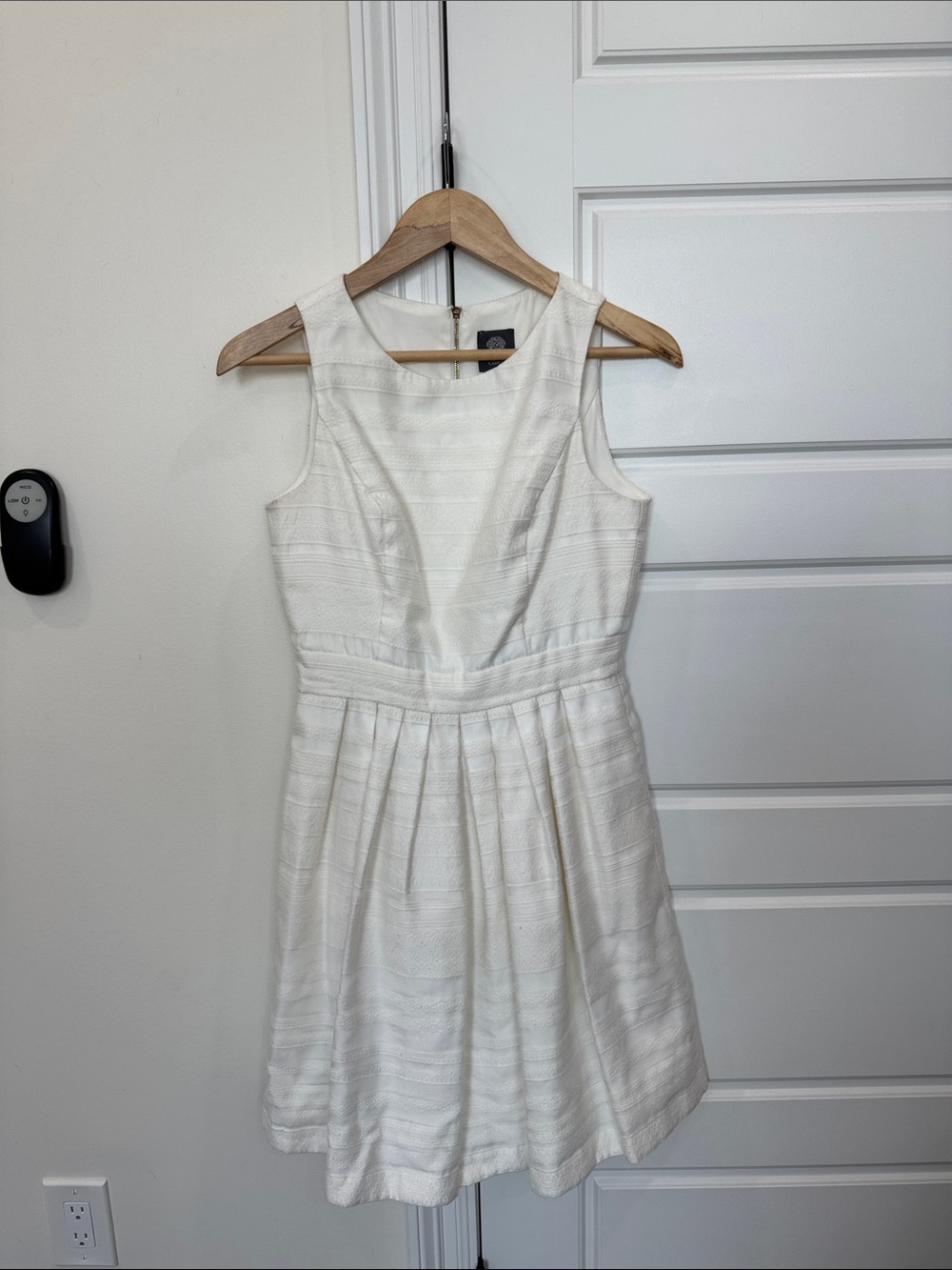Vince Camuto Women’s Ivory Sleeveless Party Formal Dress, size 4